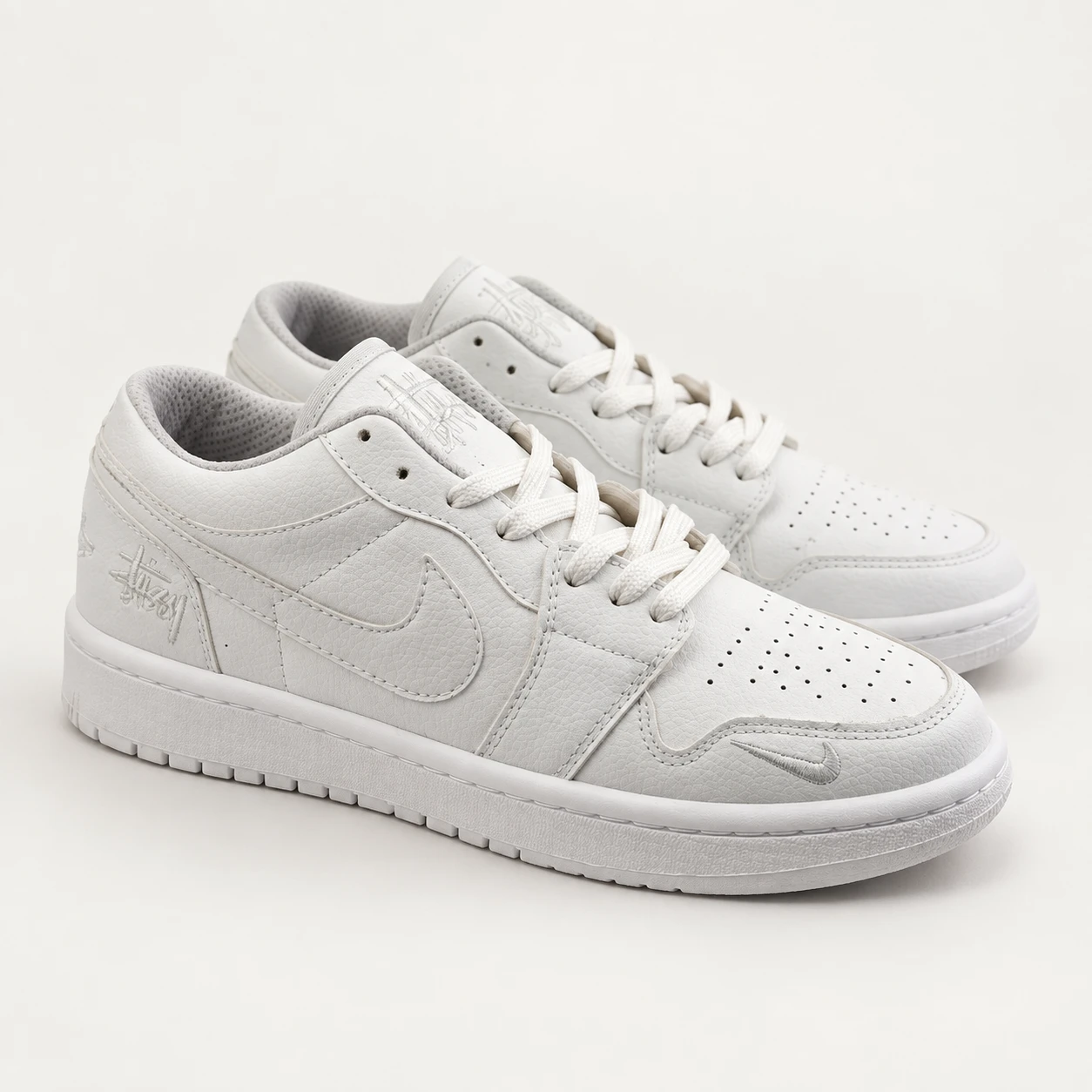 Men's Nike Jordan 1 Sneakers in white Code 198 rovanstyle view 1 کتونی نایک جردن وان مردانه رنگ سفید/کد199 - تصویر 1