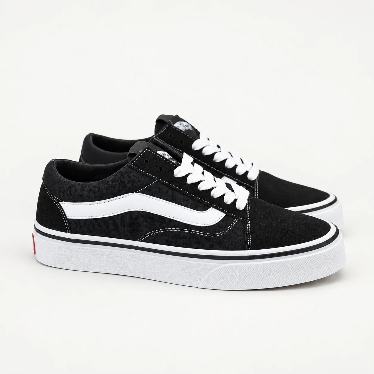 Men's and women's Vans Old Skool sneakers in black and white Code 176 rovanstyle view1 کفش ونس اولد اسکول مردانه و زنانه رنگ مشکی سفید/کد176 - تصویر 1